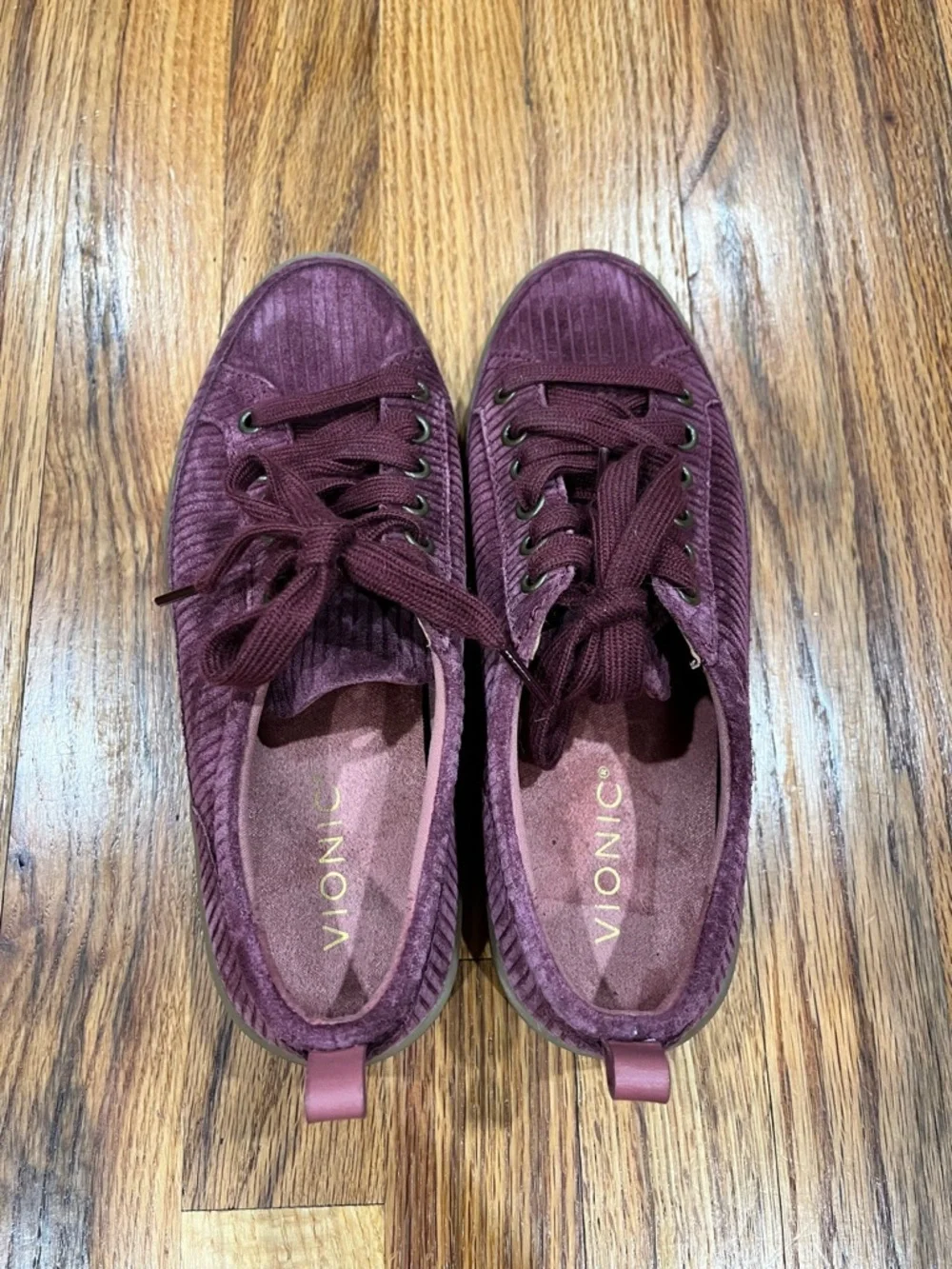 Vionic Suede Winny Sneaker Women's 6.5 Cherry Jubilee Corduroy‎ Purple